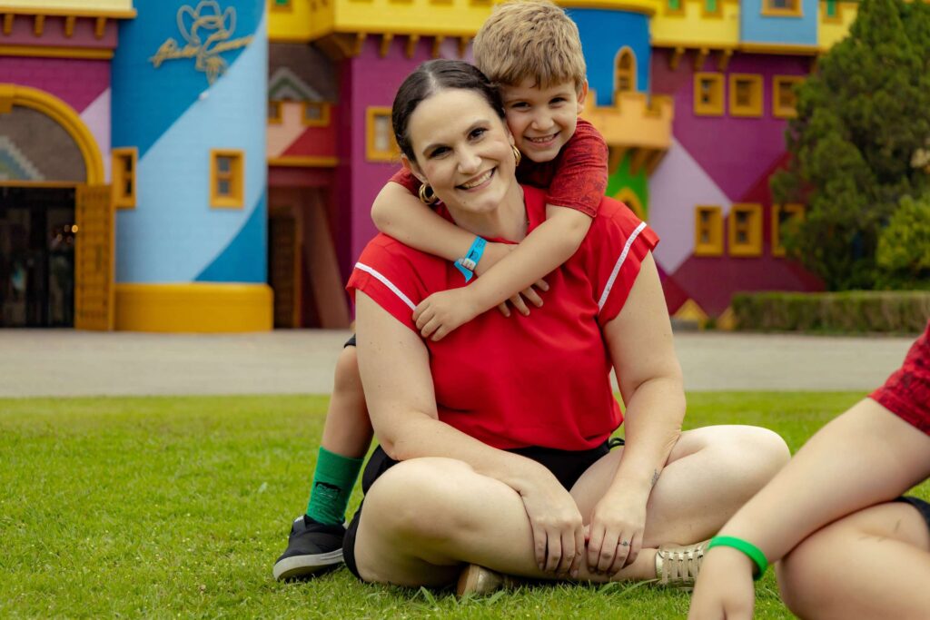 Mãe e filho felizes no Beto Carrero