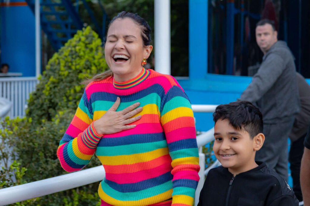 Mãe e filho felizes no Beto Carrero